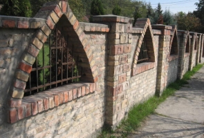 Bontott tégla kerítés