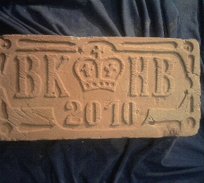 BK és HB faragott monogramja évfordulóra